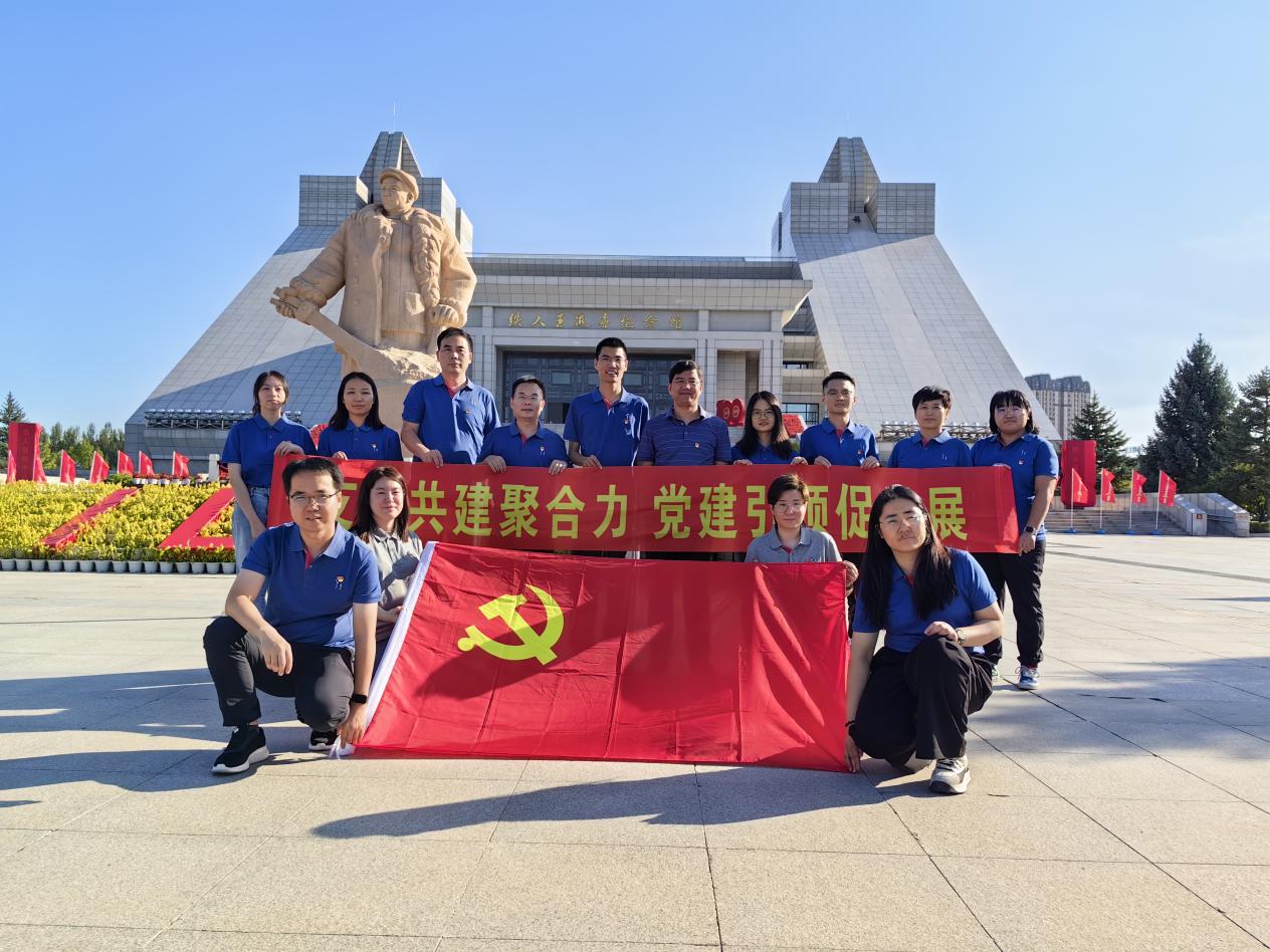 動(dòng)物用生物制品國家工程研究中心、哈獸研禽免疫抑制病創(chuàng)新團(tuán)隊(duì)、福建圣農(nóng)集團(tuán)圣澤生物及福建圣農(nóng)集團(tuán)技術(shù)中心黨支部共建活動(dòng)
